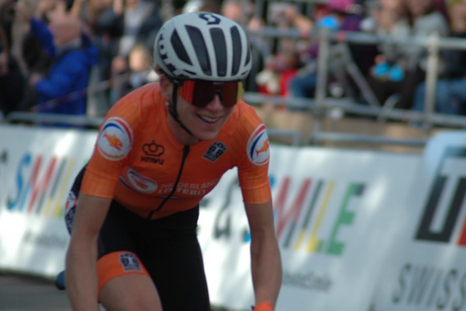 Van Vleuten victorious in her rainbow jersey debut with a spectacular solo win in Het Nieuwsblad