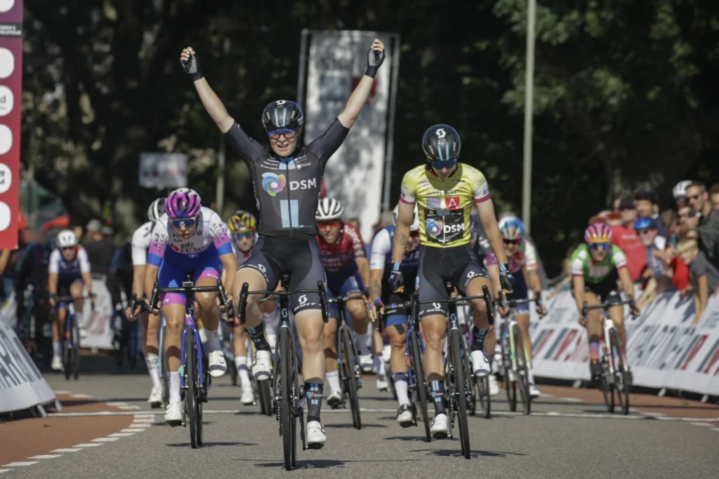 Charlotte Kool wins at the Simac Ladies Tour after Wiebes leads out