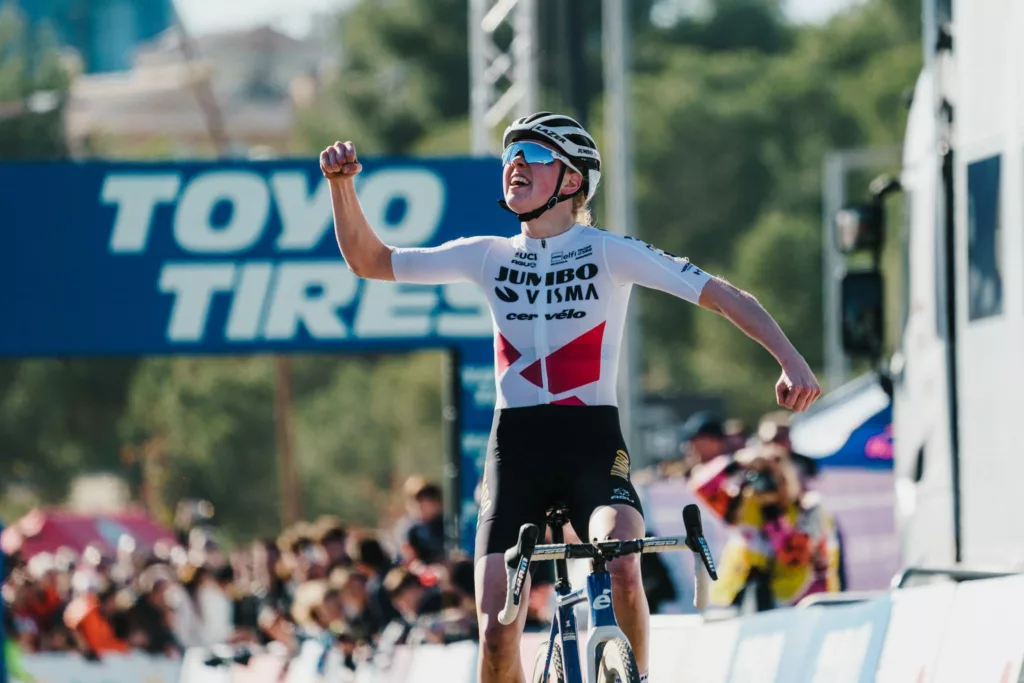 Fem van Empel beats Puck Pieterse in epic World Cup Benidorm race Fem van Empel beats Puck Pieterse in epic World Cup Benidorm race