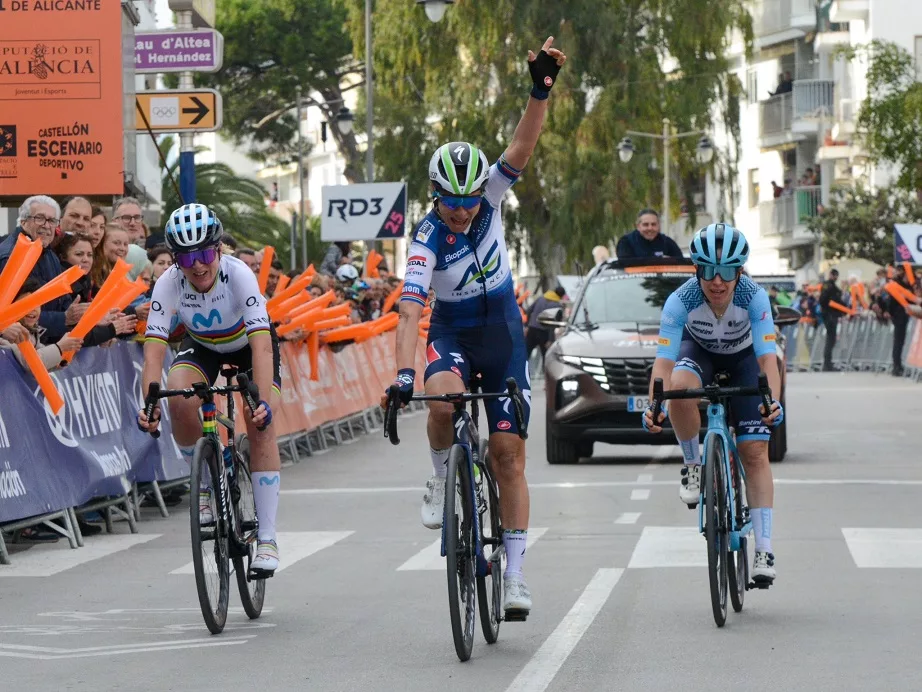 Ashleigh Moolman-Pasio beats Van Vleuten again for stage win and race lead
