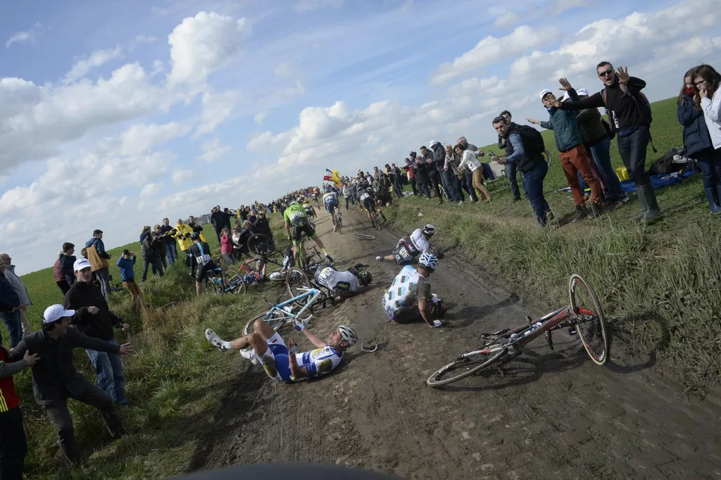Chaos in the 2016 Paris Roubaix on Mons-en-Pévèle