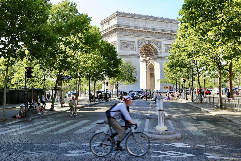 Paris bike Arc de Triomphe