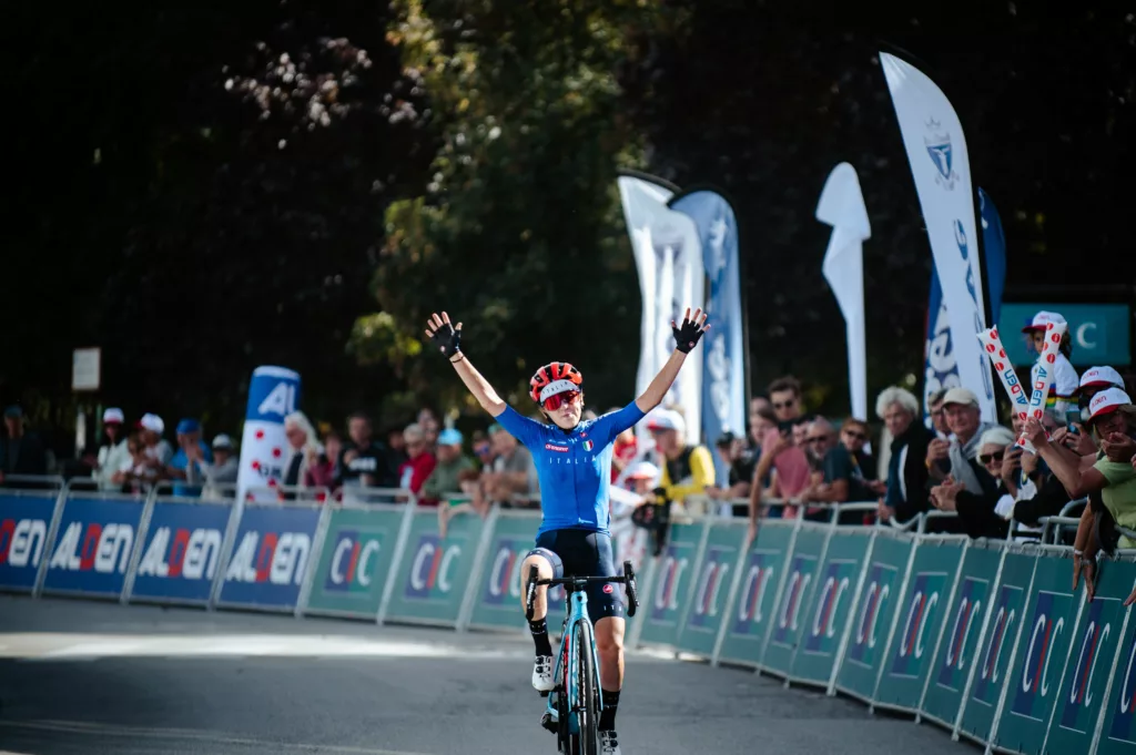 Gaia Realini winning Stage 4 of the 2023 Tour de l'Avenir
