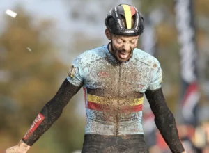 Michael-Vanthourenhout-2023-European-Cyclocross-Championship-Finish