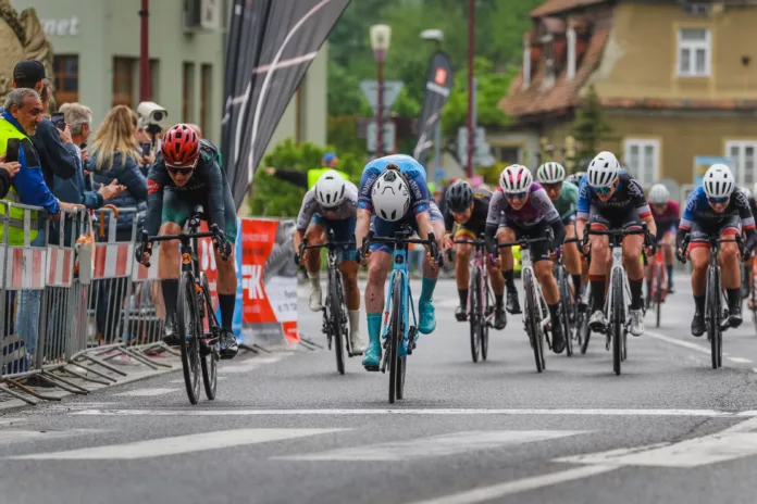 Femke-de-Vries-Eilidh-Shaw-2024-Tour-de-Feminin-Stage-2Josef-Vaishar