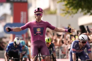 Jonathan Milan 2024 Giro d'Italia Stage 11 Finish