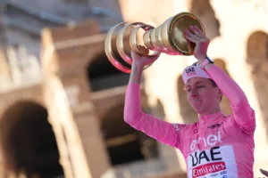Tadej-Pogacar-2024-Giro-dItalia-trophy