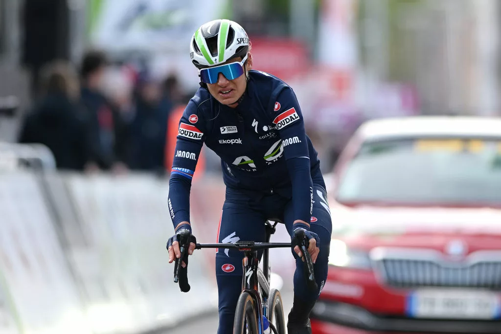 Ashleigh-Moolman-Pasio-holds-onto-Olympics-and-Tour-de-France-Femmes-hopes-after-back-injury