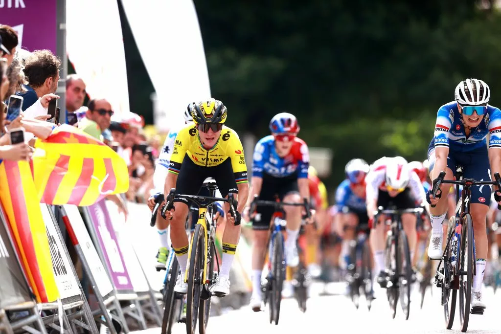 Volta-a-Catalunya-Femenina-Ally-Wollaston-edges-Marianne-Vos-in-stage-1-bunch-sprint-2