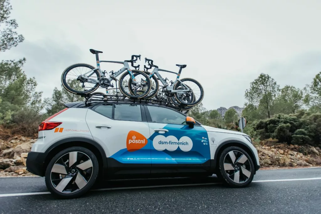 How race radios and team cars work in cycling