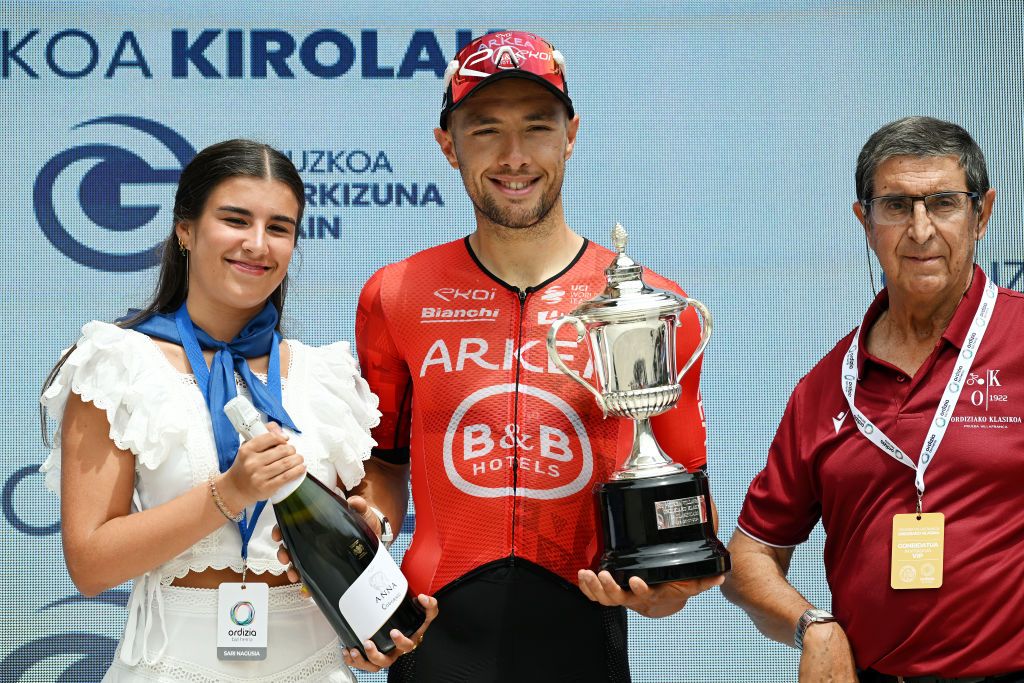 divVincenzo-Albanese-leaves-Arkea-BB-Hotels-early-for-EF-Education-EasyPostdiv-1