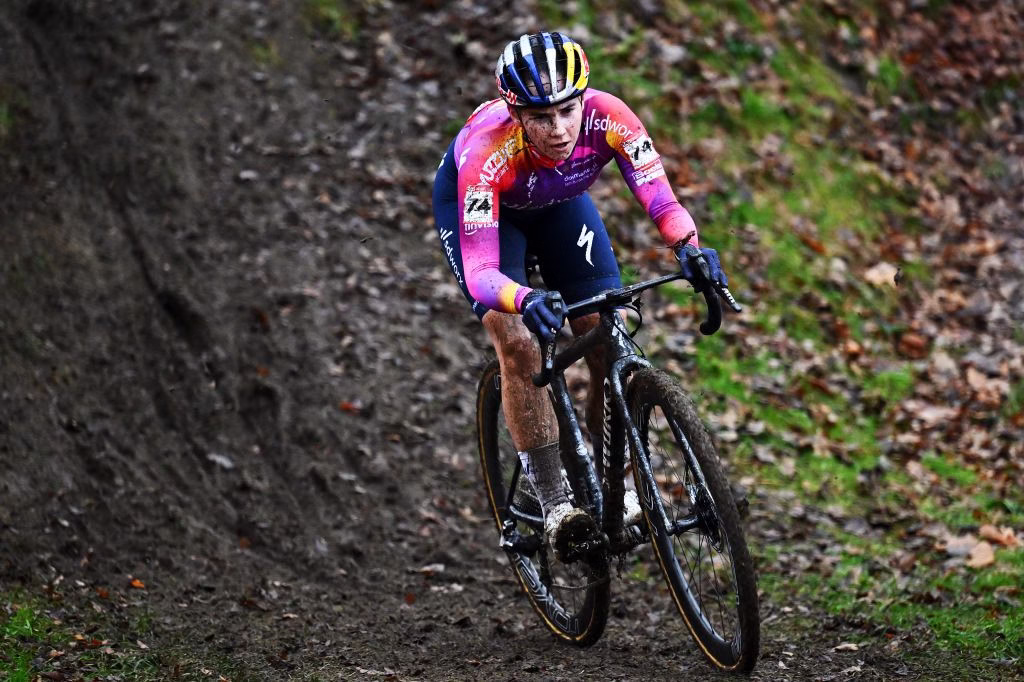 divBlanka-Vas-holds-off-Zoe-Backstedt-in-thrilling-womens-Maasmechelen-World-Cupdiv-1