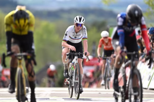 divI-hope-we-can-play-the-game-together-–-Lotte-Kopecky-teams-up-with-Anna-van-der-Breggen-for-Liege-Bastogne-Liege-fightdiv