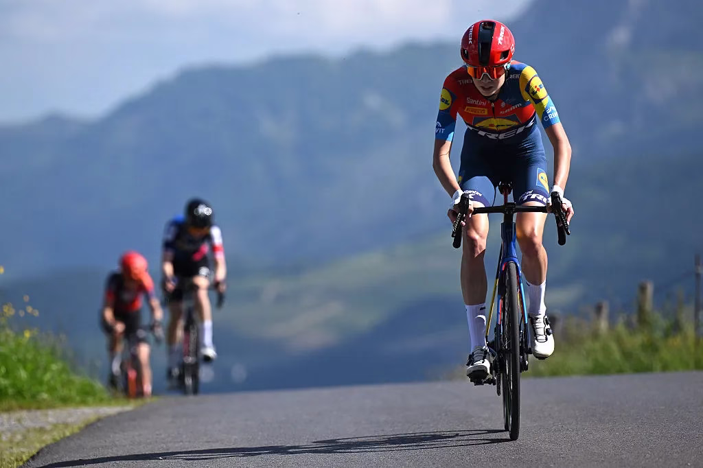 Isabella-Holmgren-uses-solo-attack-to-claim-first-pro-road-victory-at-Durango-Durango-Emakumeen-Saria