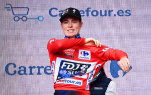 La-Vuelta-Femenina-Demi-Vollering-wins-rain-soaked-final-mountain-stage-to-secure-overall-success