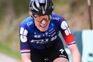 divI-should-have-stayed-home-–-Demi-Vollering-avoids-serious-injury-in-crash-at-Dutch-nationalsdiv