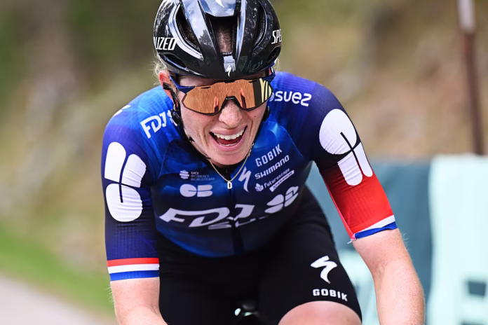 divI-should-have-stayed-home-–-Demi-Vollering-avoids-serious-injury-in-crash-at-Dutch-nationalsdiv