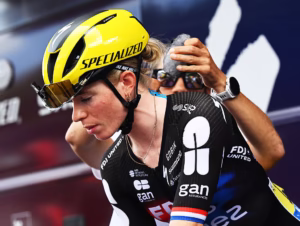 divA-big-relief-to-feel-good-–-Neck-pain-improves-through-Tour-de-France-Femmes-stage-4-as-Demi-Vollering-now-takes-it-day-by-daydiv-1