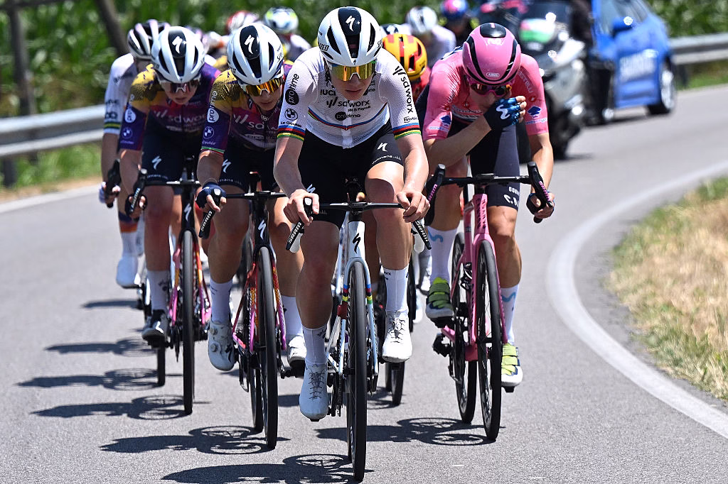divBack-pain-forces-Lotte-Kopecky-to-abandon-Giro-dItaliadiv
