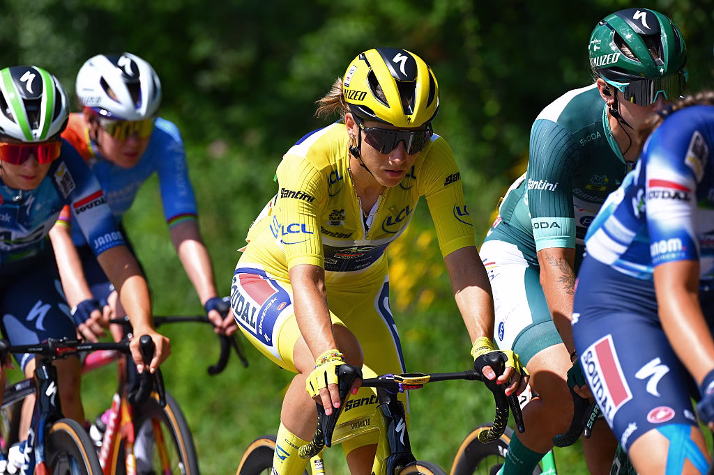 Yellow-jersey-Kim-Le-Court-Pienaar-overcooks-high-speed-technical-corner-and-crashes-on-descent-during-stage-8-at-the-Tour-de-France-Femmes-1
