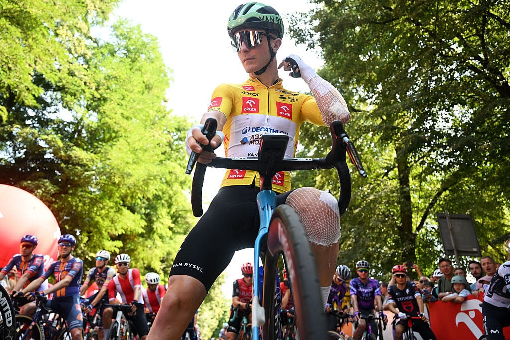 divHes-going-to-give-it-a-go-Bandaged-and-bruised-race-leader-Paul-Lapeira-bravely-battles-on-at-Tour-de-Pologne-despite-important-crash-injuriesdiv-1