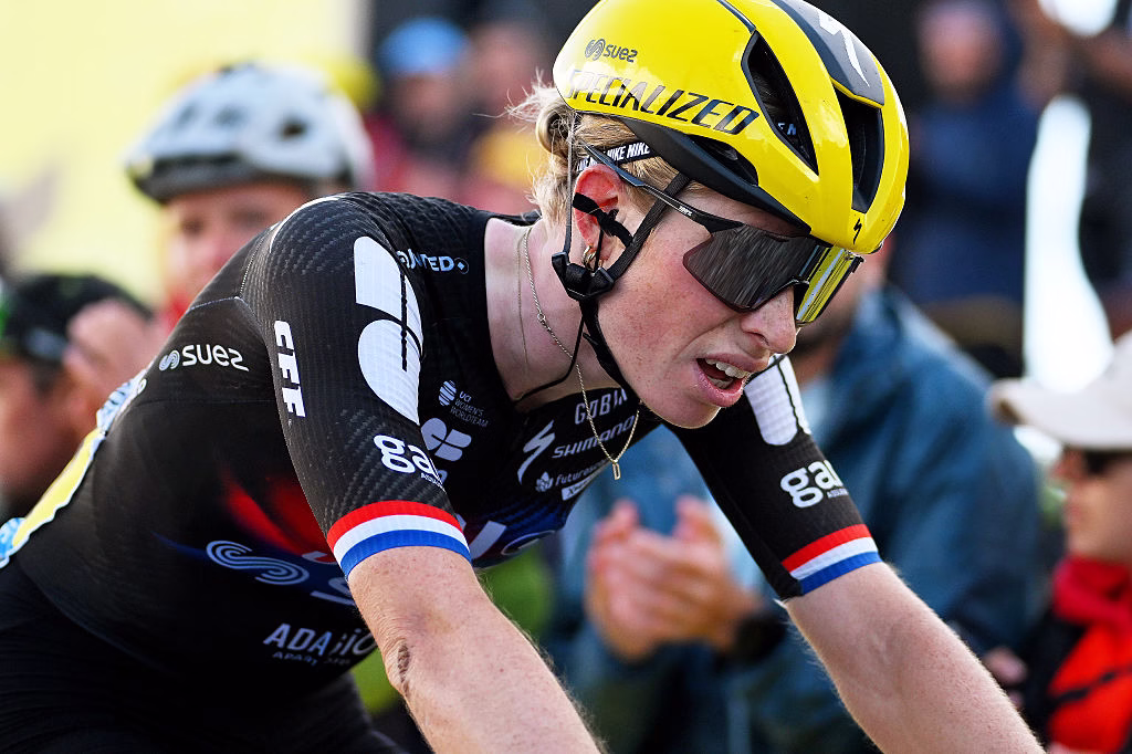 divMy-legs-were-just-finished-today-–-Demi-Vollering-cracks-and-loses-three-minutes-on-decisive-Tour-de-France-Femmes-stage-up-Col-de-la-Madeleinediv-1