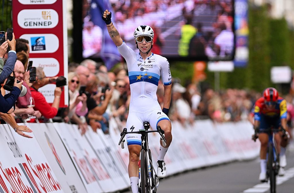 Simac-Ladies-Tour-Lorena-Wiebes-smashes-opening-stage-1-sprint-1