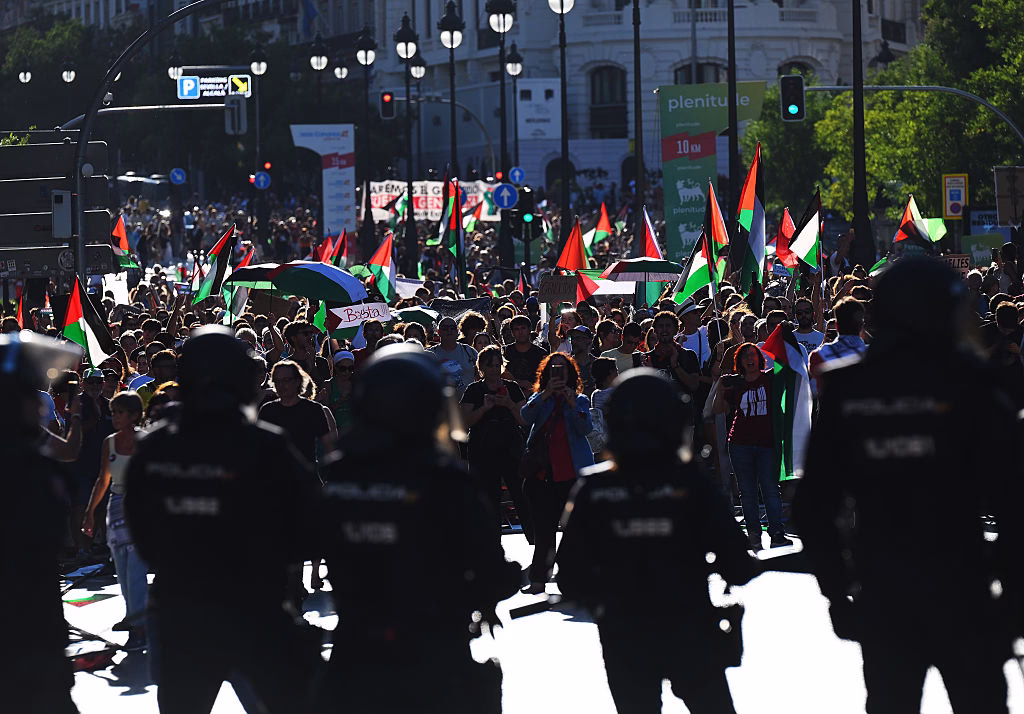 Vuelta-a-Espana-ends-in-chaos-and-disturbances-as-pro-Palestine-demonstrators-take-over-Madrid-circuit-1
