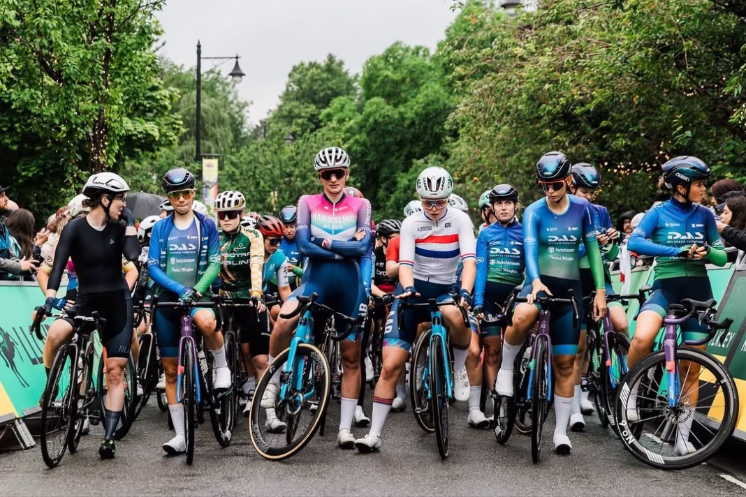 Handsling Alba Development Road Team riders at a race start