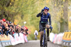 Koppenbergcross-Lucinda-Brand-solos-to-third-season-victory-on-famous-cobbled-climb-1