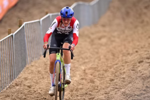 UCI-Cyclo-cross-World-Cup-Koksijde-Lucinda-Brand-crushes-all-comers-to-take-a-landmark-eighth-successive-win-with-a-long-solo-move-1