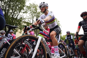 divRace-more-as-a-leader-EF-Education-Oatly-extends-contract-with-world-champion-Magdeleine-Vallieres-through-2028div-1