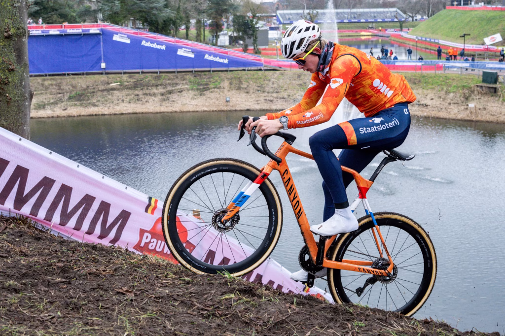 Cyclo-cross-World-Championships-Shirin-van-Anrooij-and-Tibor-Del-Grosso-bring-home-mixed-team-relay-win-for-the-Netherlands-1