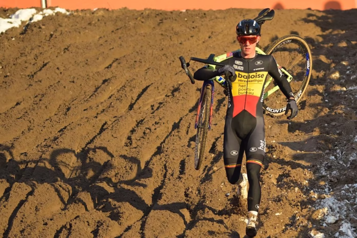 Thibau-Nys-crashes-out-of-contention-breaks-handlebars-in-mid-race-crash-during-icy-Zonhoven-World-Cup-1