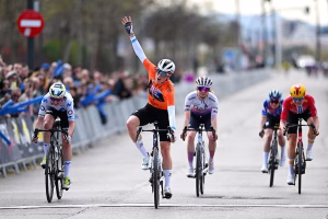 Setmana-Valenciana-all-conquering-Demi-Vollering-blasts-to-overall-victory-and-second-stage-win-in-four-days-in-small-group-sprint-1