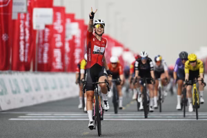 UAE-Tour-Women-Lorena-Wiebes-takes-back-to-back-wins-after-chaotic-stage-2-sprint-finish-1