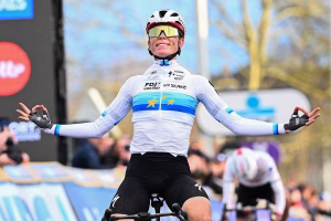 divIts-like-our-minds-are-all-connected-Unspoken-understanding-between-teammates-helps-power-Demi-Vollering-to-first-ever-victory-in-Omloop-Het-Nieuwsbladdiv-1