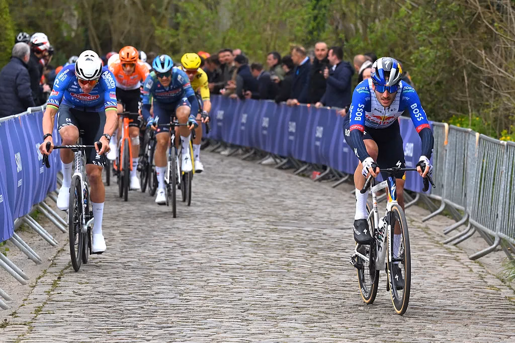 divIts-not-up-to-us-or-there-is-no-more-time-to-gamble-How-big-teams-in-the-peloton-failed-to-chase-down-Mathieu-van-der-Poel-in-E3-Saxo-Classicdiv