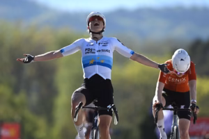 La-Fleche-Wallonne-Femmes-Demi-Vollering-delivers-victory-with-Mur-de-Huy-acceleration-and-holds-off-surging-Puck-Pieterse-1