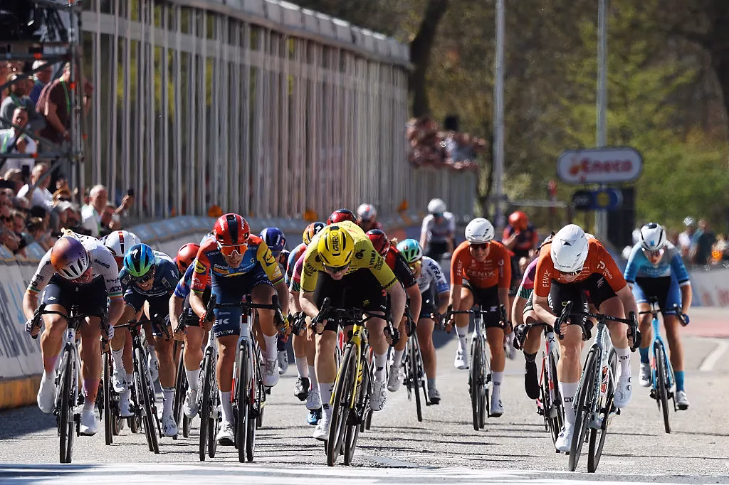 How sprint lead-outs work in women’s cycling How sprint lead-outs work in women’s cycling