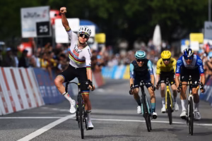 Tour-de-Romandie-Tadej-Pogacar-sprints-to-stage-win-and-race-lead-from-small-breakaway-1