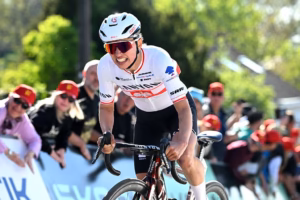 divCest-la-vie-–-Disappointment-for-Kasia-Niewiadoma-Phinney-after-being-stuck-in-the-big-ring-on-Mur-de-Huydiv-1