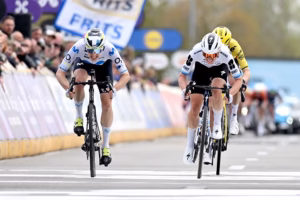 divI-have-mixed-feelings-Late-race-gamble-falls-short-for-Demi-Vollering-at-Dwars-door-Vlaanderendiv-1