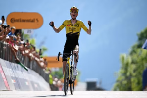 divGiro-dItalia-Sepp-Kuss-triumphant-on-queen-stage-as-Jonas-Vingegaard-lives-up-to-promisediv-1