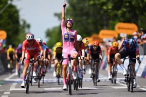 divGiro-dItalia-Women-Maglia-rosa-Elisa-Balsamo-speeds-to-second-win-in-a-row-in-stage-2-bunch-sprintdiv-1