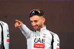 divHes-given-me-a-few-tricks-and-tips-–-Giro-dItalia-GC-contender-Adam-Yates-garners-advice-and-tactics-from-brother-Simons-victorydiv-1