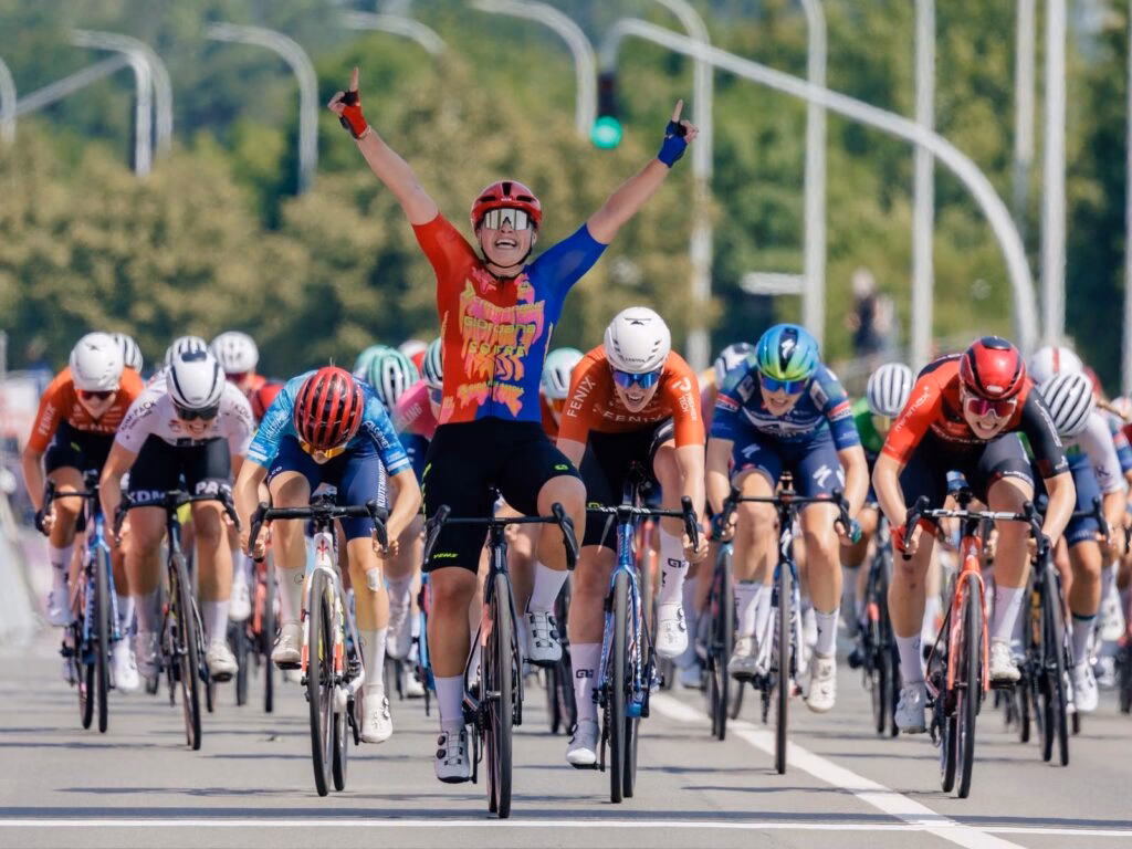 Dwars door het Hageland Women 2026: Dina Scavone wins bunch sprint in Aarschot Dwars door het Hageland Women 2026: Dina Scavone wins bunch sprint in Aarschot