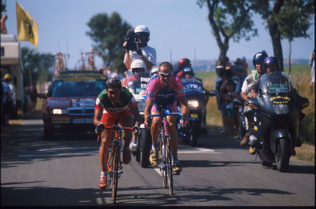 Le champion d'Italie Commesso et son compatriote Serpellini foncent vers Albi. 1999 Tour de France