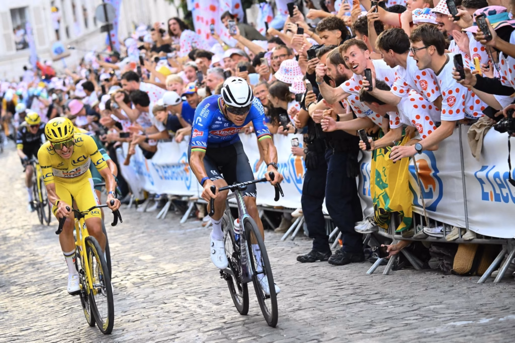 divA-year-I-was-thinking-about-this-–-Mathieu-van-der-Poel-moves-from-pneumonia-spoiled-run-to-Tour-de-France-Paris-stage-dreamdiv