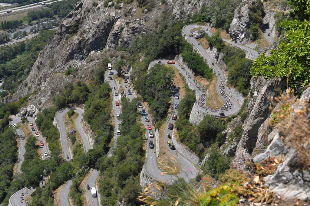 divAll-the-roads-will-be-saturated-–-Our-tips-for-negotiating-Alpe-dHuez-travel-chaos-to-watch-double-Tour-de-France-stage-finishesdiv